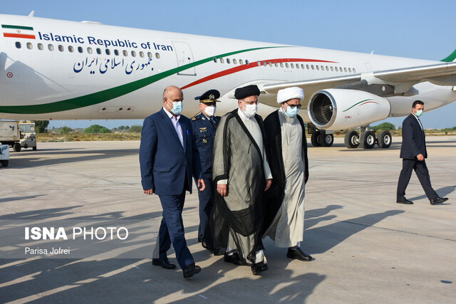 عکس آرشیوی است رئیس جمهور وارد عسلویه شد