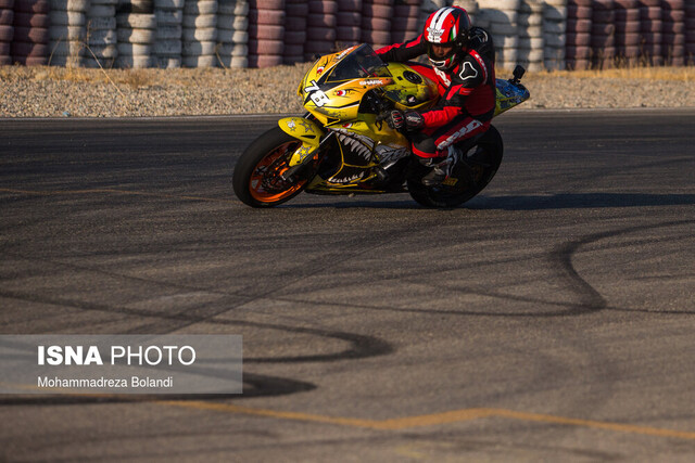 تجمع اعتراضی مقابل فدراسیون اتومبیلرانی/ فدراسیون: معترضان ورزشکار نبودند