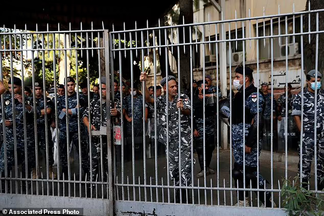 آرامش شکننده در بیروت پس از ساعت‌ها درگیری و تیراندازی /شناسایی هویت ۱۰ تن از اغتشاشگران