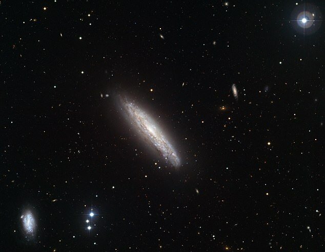 تصویری خارق‌العاده از یک کهکشان ستاره‌فشان! 2