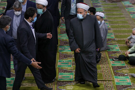 ورود یکی از مهمانان شرکت کننده در کنفرانس بین المللی وحدت اسلامی به نماز جمعه تهران