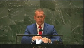 سفیر اسرائیل در سازمان ملل گزارش شورای حقوق بشر را پاره کرد