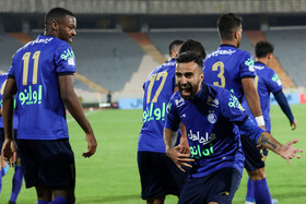 ارسلان مطهری زننده گل تیم استقلال