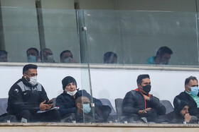 حضور امیر قله نویی سرمربی تیم گل گهر سیرجان در جایگاه ویژه استادیوم آزادی