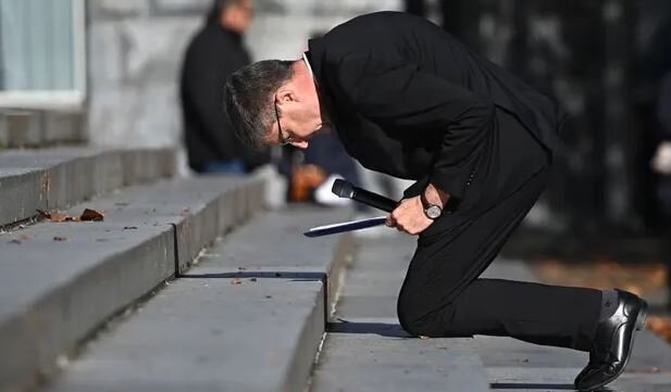 زانو زدن اسقف‌های فرانسوی به نشانه ندامت از بابت نقش کلیسا در سوءاستفاده از کوکان