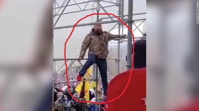 محکومیت ۴۱ ماه زندان برای یکی از عاملان حمله به کنگره آمریکا