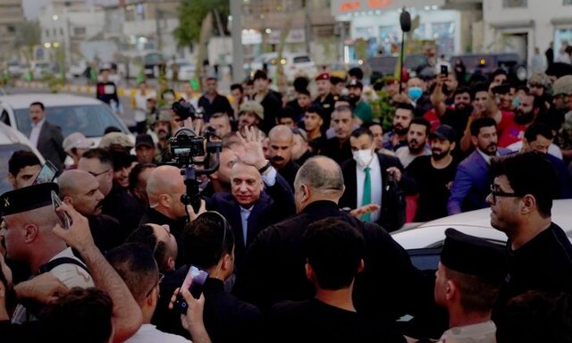 اولین حضور الکاظمی در خیابانهای بغداد پس از سوء قصد اولین حضور الکاظمی در خیابانهای بغداد پس از سوء قصد