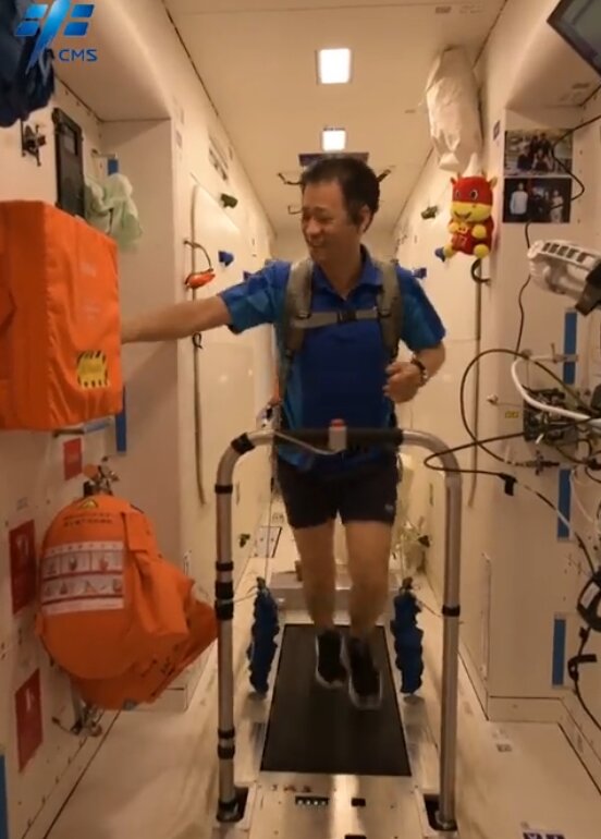 تردمیل زدن فضانورد چینی در ایستگاه فضایی