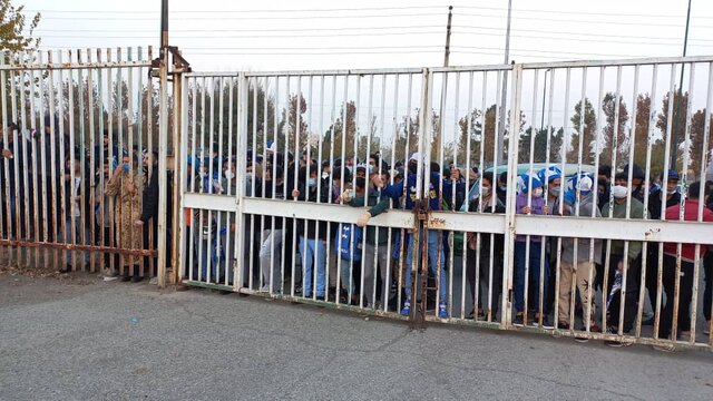 حضور تماشاگران در درهای غربی ورشگاه آزادی ازدحام تماشاگران پشت درهای شرقی استادیوم آزادی/ ورود تماشاگران به استادیوم + فیلم
