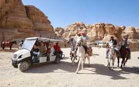 خودرو به‌جای اسب در شهر باستانی «پترا» 