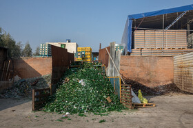 بخش انبار ضایعات کارخانه بهنوش که وظیفه مهم آنها تفکیک ضایعات است.