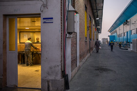 ساعت کاری پرسنل به صورت شیفتهای ۲۴ ساعته است. ۱۲ ساعت صبح و ۱۲ ساعت شب.