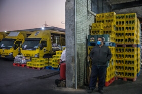 تمامی پرسنل وظیفه مشخصی را در کارخانه برعهده دارند که این وظیفه هرچند کوچک باعث تسریع در خط تولید میشود.