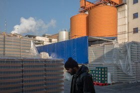 ساعت کاری پرسنل به صورت شیفتهای ۲۴ ساعته است. ۱۲ ساعت صبح و ۱۲ ساعت شب.