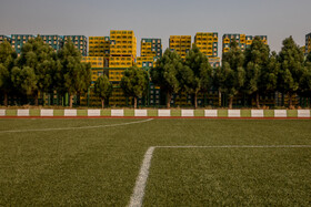 در کنار کارخانه زمین یک چمن مصنوعی ساخته شده تا کارمندان اوقات فراغت خود را در این زمین بگذرانند.