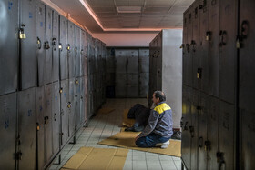 بعضی از کارکنان در ساعت استراحت خود به رختکن میآیند.