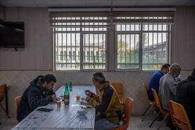 کارکنان در حال خوردن ناهار در بخش غذاخوری هستند.