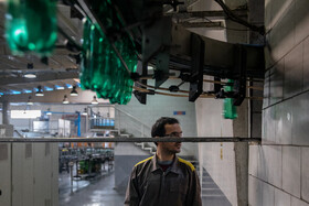 تمامی پرسنل وظیفه مشخصی را در کارخانه برعهده دارند که این وظیفه هرچند کوچک باعث تسریع در خط تولید میشود.