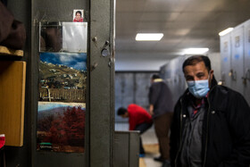 بعضی از کارکنان برای رفع دلتنگی و دوری از اعضای خانواده خود در محیط کار، عکس آنها را به کمد خود زدهاند.