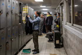 کارکنان در حال عوض کردن لباس خود برای تحویل شیف کاری خود هستند.