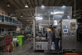 تمامی پرسنل وظیفه مشخصی را در کارخانه برعهده دارند که این وظیفه هرچند کوچک باعث تسریع در خط تولید میشود.