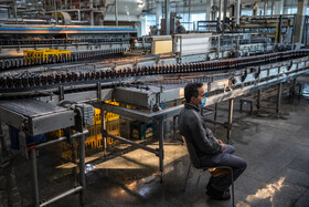 تمامی پرسنل وظیفه مشخصی را در کارخانه برعهده دارند که این وظیفه هرچند کوچک باعث تسریع در خط تولید میشود.