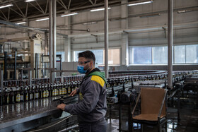 تمامی پرسنل وظیفه مشخصی را در کارخانه برعهده دارند که این وظیفه هرچند کوچک باعث تسریع در خط تولید میشود.