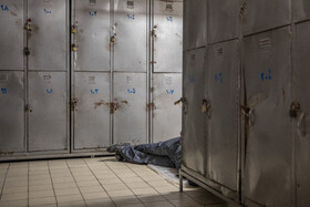 بعضی از کارکنان در ساعت استراحت خود به رختکن میآیند.