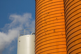 کارخانه بهنوش ۹ کارخانه و ۱۸ خط تولید است که انواع نوشیدنی را تولید میکند.