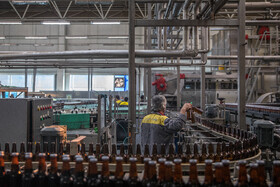 تمامی پرسنل وظیفه مشخصی را در کارخانه برعهده دارند که این وظیفه هرچند کوچک باعث تسریع در خط تولید میشود.