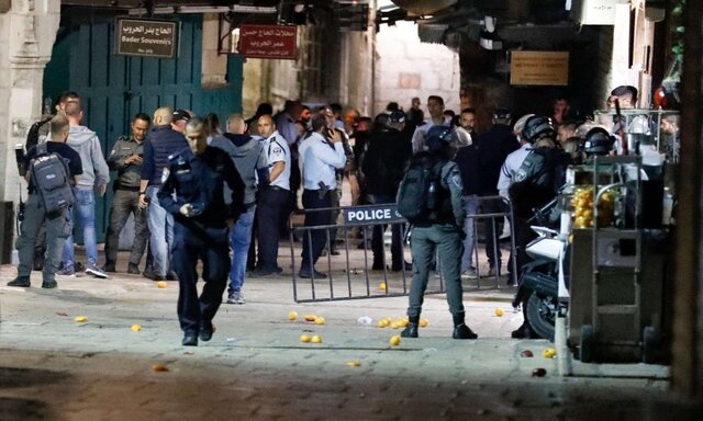 عکس آرشیوی است سربازان صهیونیست یک زن فلسطینی را به گلوله بستند