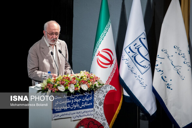 از تقریظ مقام معظم رهبری بر کتاب «تنها گریه کن» رونمایی شد