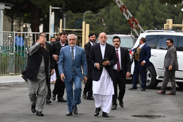 پاکستان خواستار حضور حامد کرزای و عبدالله در حکومت طالبان است پاکستان خواستار حضور حامد کرزای و عبدالله در حکومت طالبان است