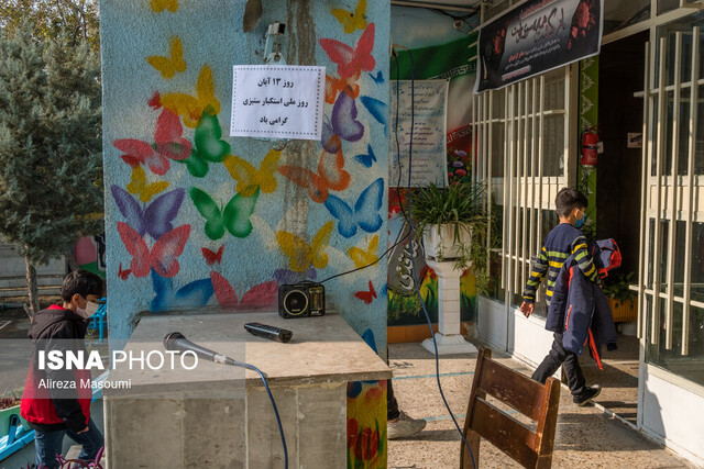 روی میز راه میروند و به معلم میگویند «خاله»! روی میز راه میروند و به معلم میگویند «خاله»!