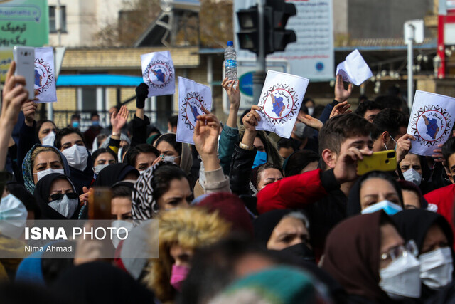 جمعی از مردم چهارمحال و بختیاری در مخالفت با اجرای پروژههای انتقال آب تجمع کردند جمعی از مردم چهارمحال و بختیاری در مخالفت با اجرای پروژههای انتقال آب تجمع کردند