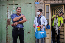 اجرای طرح واکسیناسیون خانه به خانه در مشهد ـ محله گلشهر