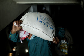 برخی از خانوارهای عضو و تحت پوشش سازمان جهانی غذا بدلیل کهولت سن و مشکلات جسمانی قادر به حمل کیسه آرد خود نیستند به همین منظور سازمان فوق برای سهولت خانوارها ازافرادی جهت جابجایی سهمیه کیسه آردشان کمک میگیرد.