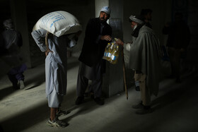 سبد غذایی که شامل دریافت خانوارهای شناسایی شده از جانب سازمان جهانی غذا ارایه میگردد شامل: یک کیسه گونی آرد ۵۰ کیلویی، روغن مایع و نمک یددار میباشد که بر روی هر کدام این محصولات نوشته شده غیرقابل فروش چرا که در بازار آزاد فروخته نشود و خانوارها آن را مصرف کنند.