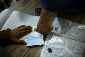 برخی از خانوارهای تحت پوشش سازمان جهانی غذا بدلیل کم سوادی قادر به امضا کردن جهت دریافت سبد غذایی شان نیستند به همین جهت برای سرعت بخشیدن در امر دریافت سبد غذایی از ثبت اثر انگشت شصت بعنوان تاییدیه دریافت سهمیه شان استفاده میشود.