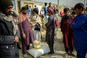 هر خانوار در طول چهار ماه و هر ماه یکبار سبد غذایی که شامل: یک کیسه گونی آرد ۵۰ کیلویی، روغن مایع و نمک یددار میباشد.