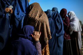 زنان سرپرست خانواده اهل کابل در انتظار بررسی کارت شناسایی صادر شده از جانب سازمان جهانی غذا برای دریافت سبد غذایی دوره اول شان هستند.