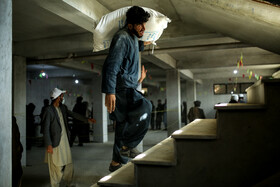 برخی از خانوارهای عضو و تحت پوشش سازمان جهانی غذا بدلیل کهولت سن و مشکلات جسمانی قادر به حمل کیسه آرد خود نیستند به همین منظور سازمان فوق برای سهولت خانوارها ازافرادی جهت جابجایی سهمیه کیسه آردشان کمک میگیرد.