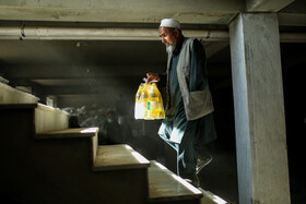 زاهد که ۵۰ سال دارد دست راست خود را توسط مینهای بجا مانده از درگیری روسها با نیروهای مقاومت بود از دست داده وحالا پس از دریفت سبد غذایی شان در حال خروج از بخش اقلام دریافتی کمک های سازمان جهانی غذا میباشد