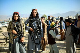 نیروهای بخش برقراری امنتی، مقابل دفتر کمکهای مردمی سازمان جهانی غذا ایستادهاند.