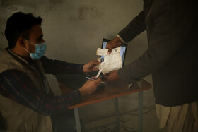 مردان سرپرست خانواده اهل کابل در انتظار دریافت اقلام غذایی سازمان جهانی غذا هستند.