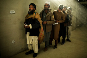 مردان سرپرست خانواده اهل کابل در انتظار دریافت اقلام غذایی سازمان جهانی غذا هستند.