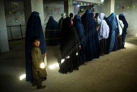 زنان سرپرست خانواده اهل کابل در انتظار دریافت اقلام غذایی سازمان جهانی غذا هستند.