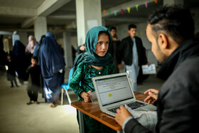 آسیه ۱۲ ساله درحال اعلام شماره شناسایی صادر شده از طرف سازمان جهانی غذا جهت دریافت اقلام غذایی سازمان جهانی غذا است.