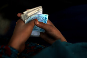 زنان سرپرست خانواده اهل کابل در انتظار دریافت اقلام غذایی سازمان جهانی غذا هستند.