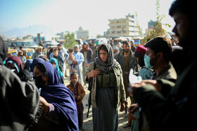 نیروهای بخش برقراری امنتی، مقابل دفتر کمکهای مردمی سازمان جهانی غذا ایستادهاند.